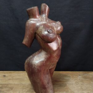 Escultura de cuerpo femenino desnudo