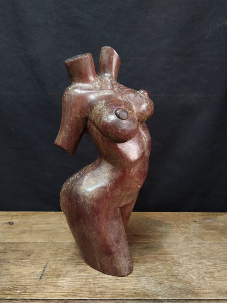 Escultura de cuerpo femenino desnudo